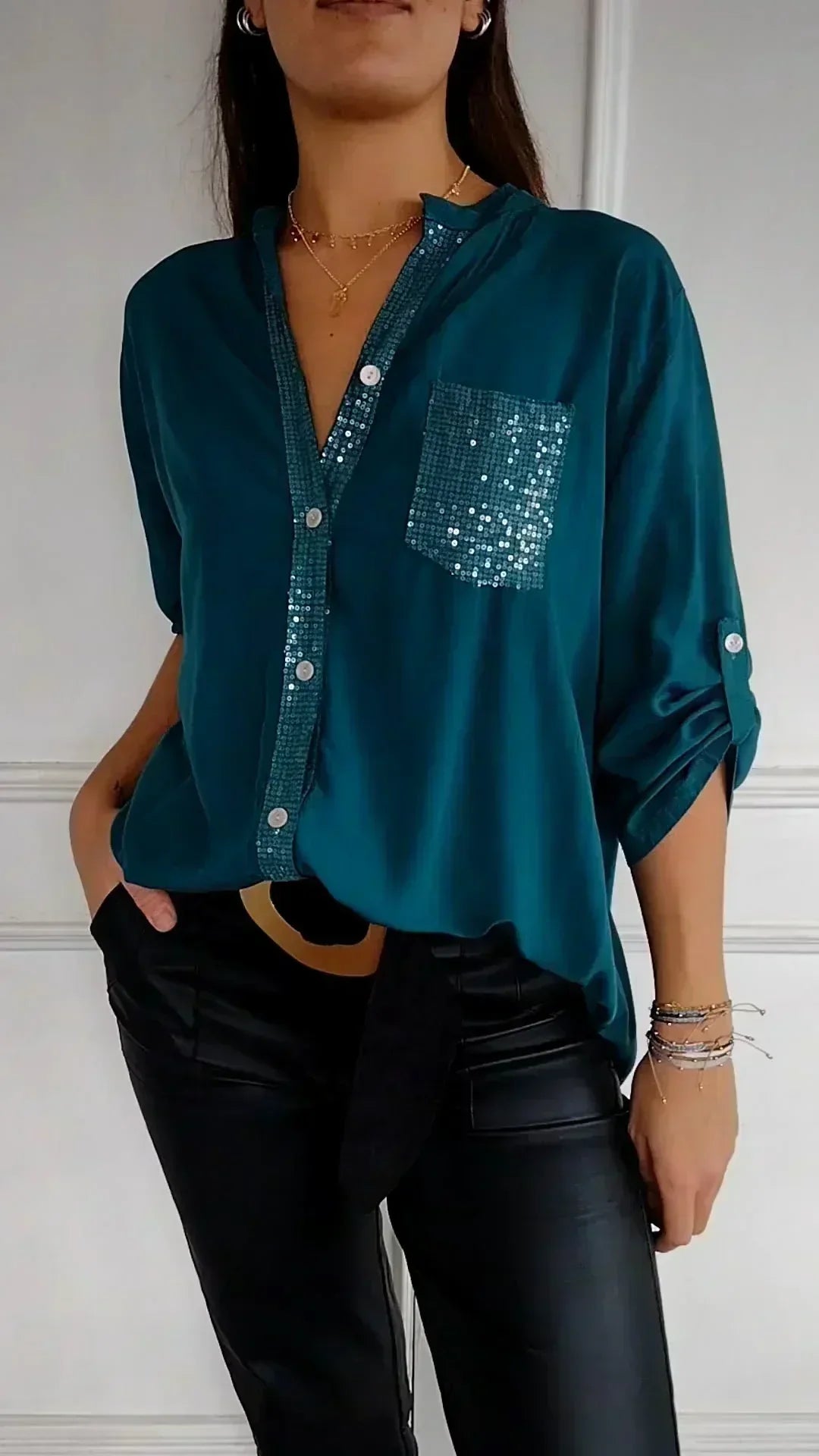 Jasmine | Elegante camiseta con cuello en V y lentejuelas brillantes para mujer.