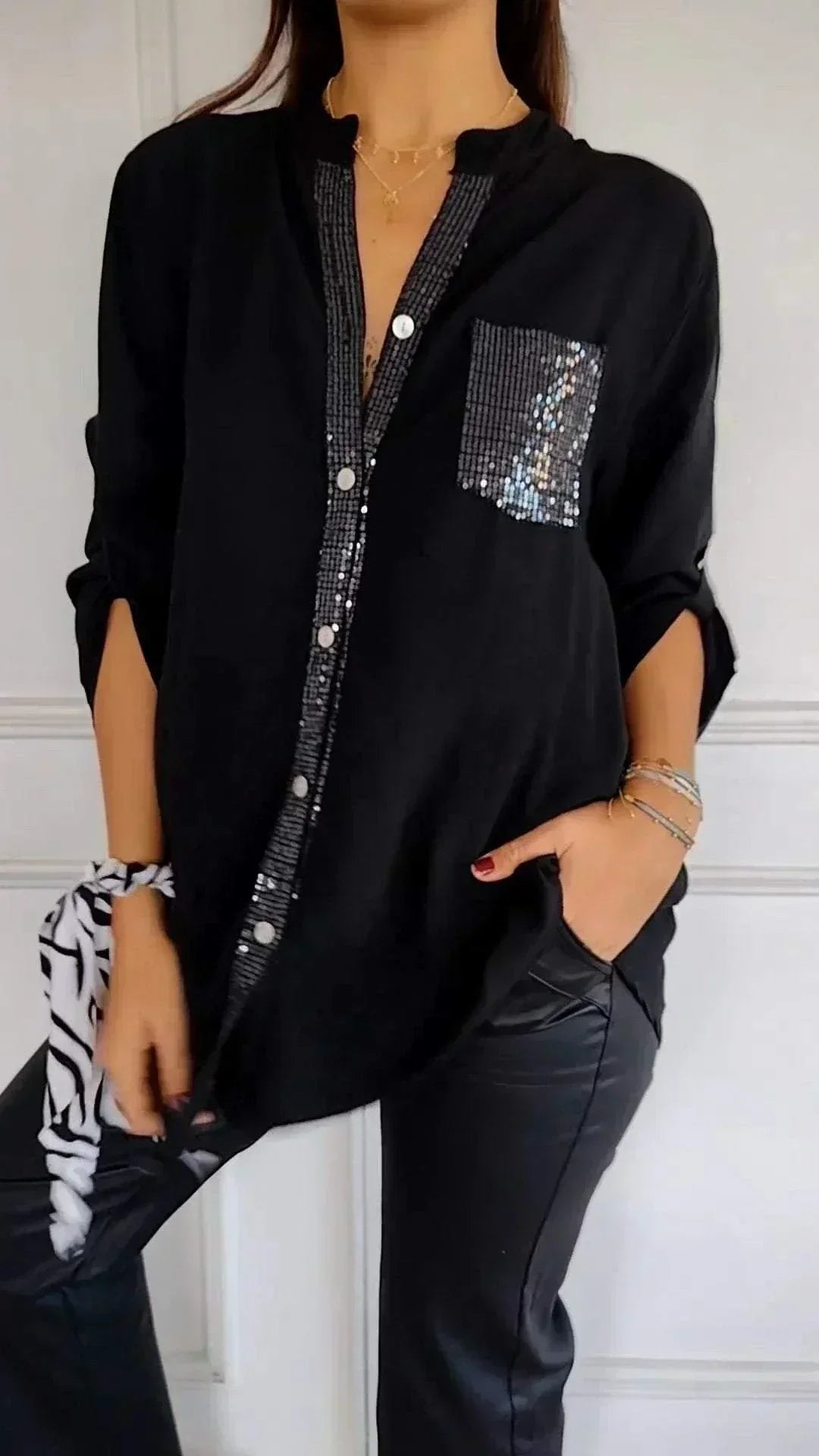Jasmine | Elegante camiseta con cuello en V y lentejuelas brillantes para mujer.