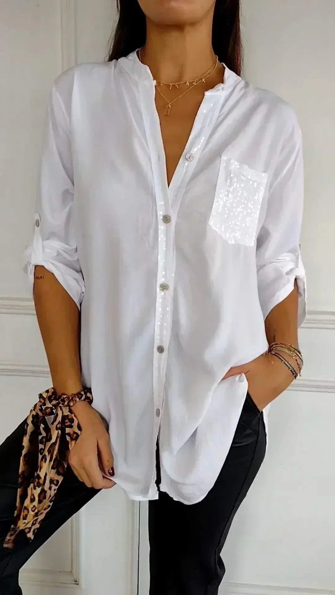 Jasmine | Elegante camiseta con cuello en V y lentejuelas brillantes para mujer.