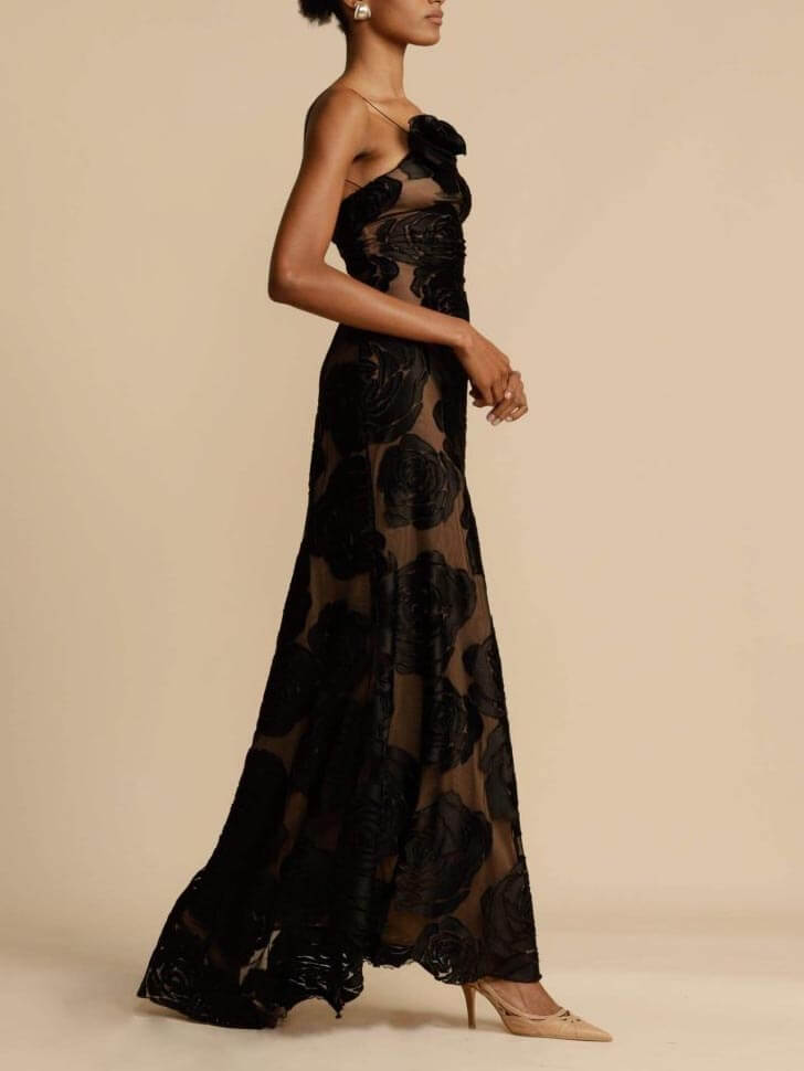 Noemi | Vestido largo con pétalos de rosa