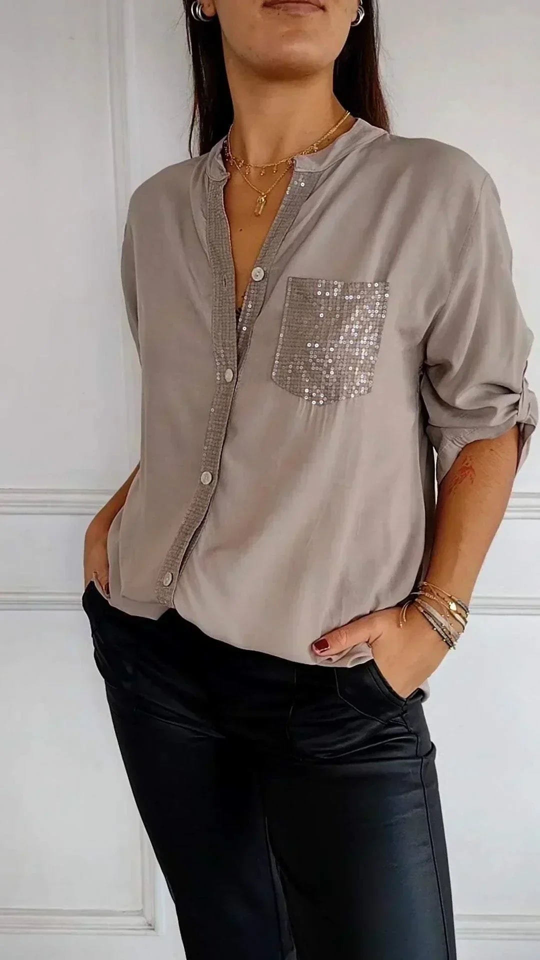 Jasmine | Elegante camiseta con cuello en V y lentejuelas brillantes para mujer.