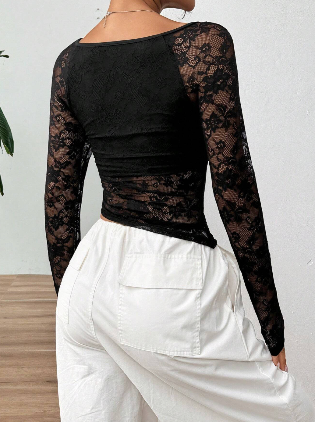 Blusa de encaje transparente para mujer con cuello elegante y dobladillo asimétrico